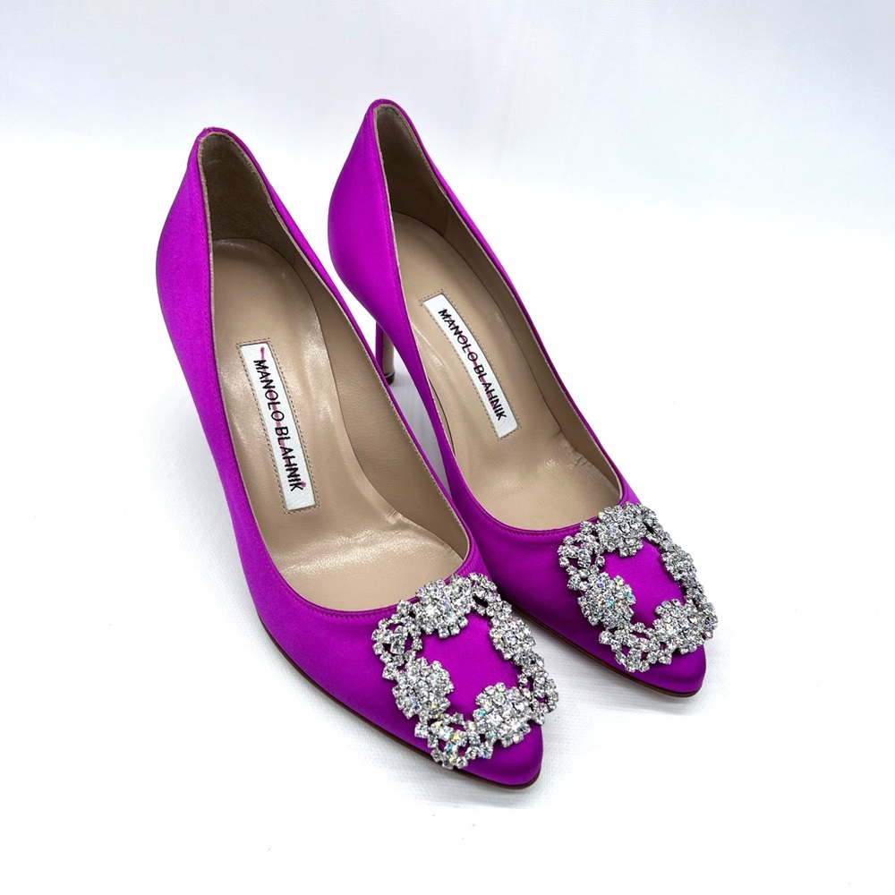 Manolo Blahnik
Hangisi crystal-buckle pumps,new season